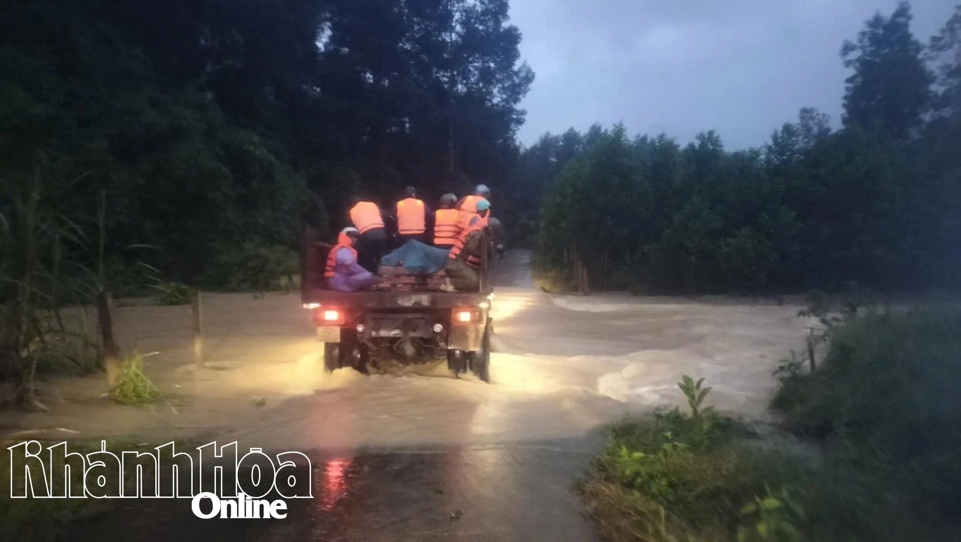 Lực lượng chức năng xã Trung Khánh Vĩnh vận chuyểnnhu yếu phẩm cho người dân ở vùng chia cắt do mưa lũ.