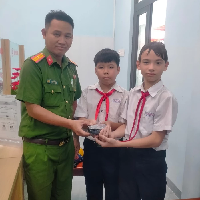 Nhặt được ví tiền, hai học sinh tìm cách trả lại người đánh rơi