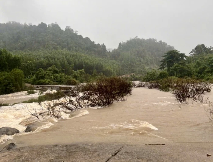 Xã Trung Khánh Vĩnh cảnh báo người dân không đi qua cầu tràn thôn Ba Cẳng do nước chảy xiết