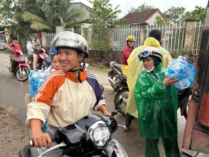 Nhiều quà hỗ trợ được trao cho người dân xã Trung Khánh Vĩnh ảnh hưởng bởi mưa lũ