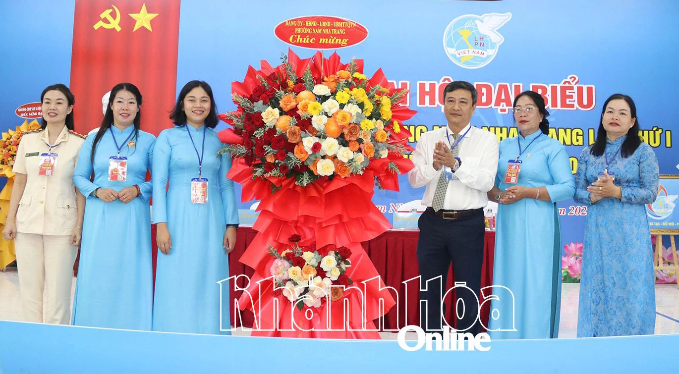 Lãnh đạo phường Nam Nha Trang tặng hoa chúc mừng đại hội.