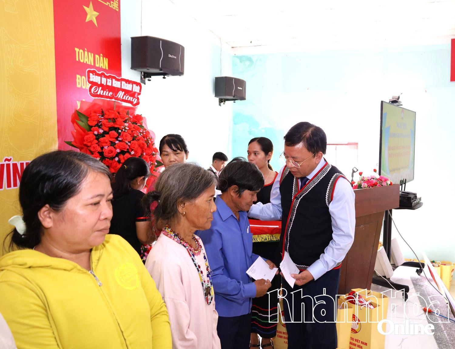 Phó Chủ tịch UBND tỉnh Lê Huyền tặng quà cho các hộ dân.