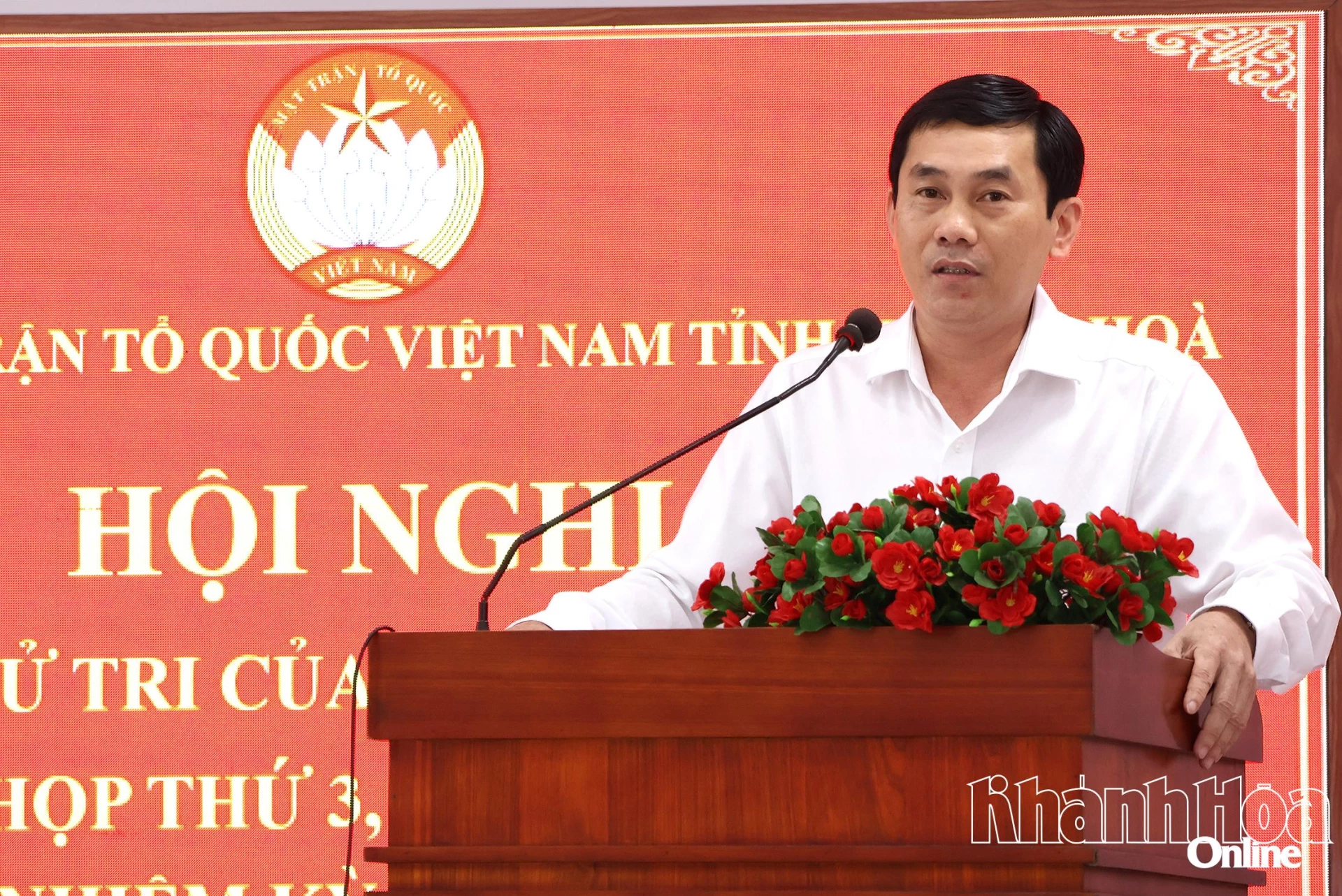 Lãnh đại UBND xã trả lời kiến nghị của cử tri theo thầm quyền.