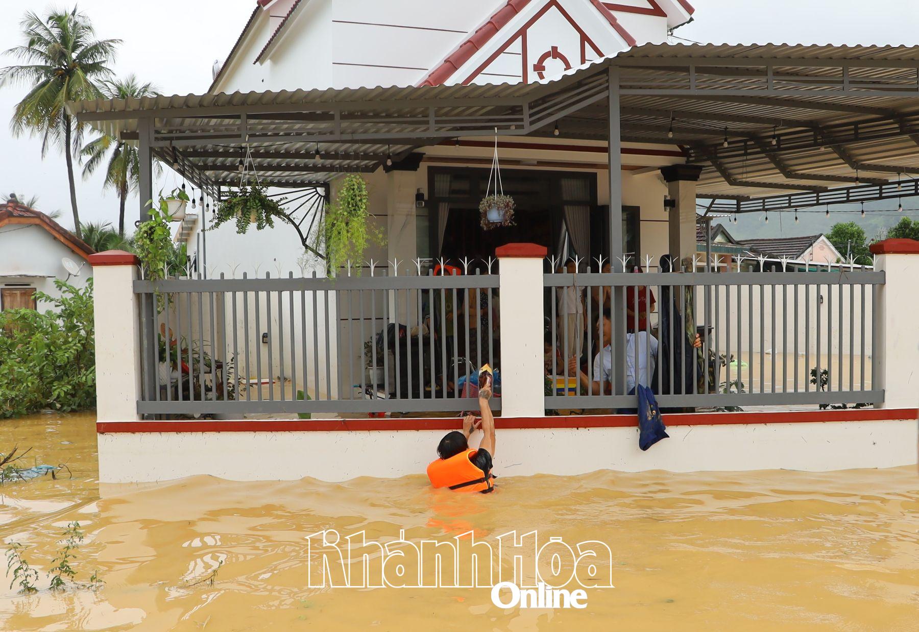 Các lực lượng chức năng tiếp cận đưa thực phẩm vào cho người dân.