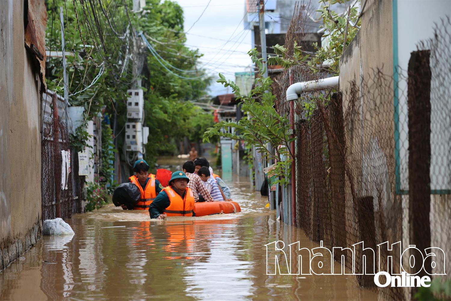 Lực lượng chức năng vào cứu hộ dân tại thôn Phú Khánh.
