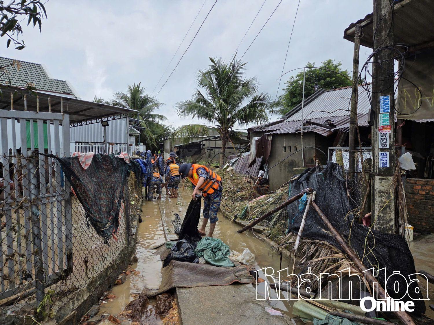 Dọn vệ sinh trục đường liên thôn thuộc xã Diên Điền