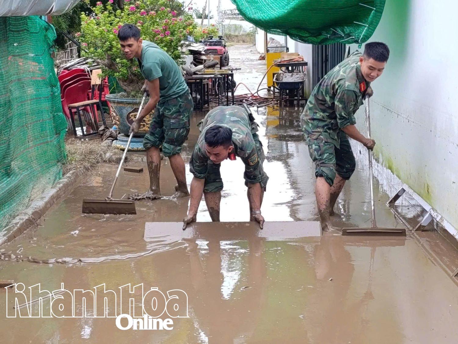 Lực lượng Trung đoàn Bộ binh 896 giúp dân dọn dẹp nhà cửa.