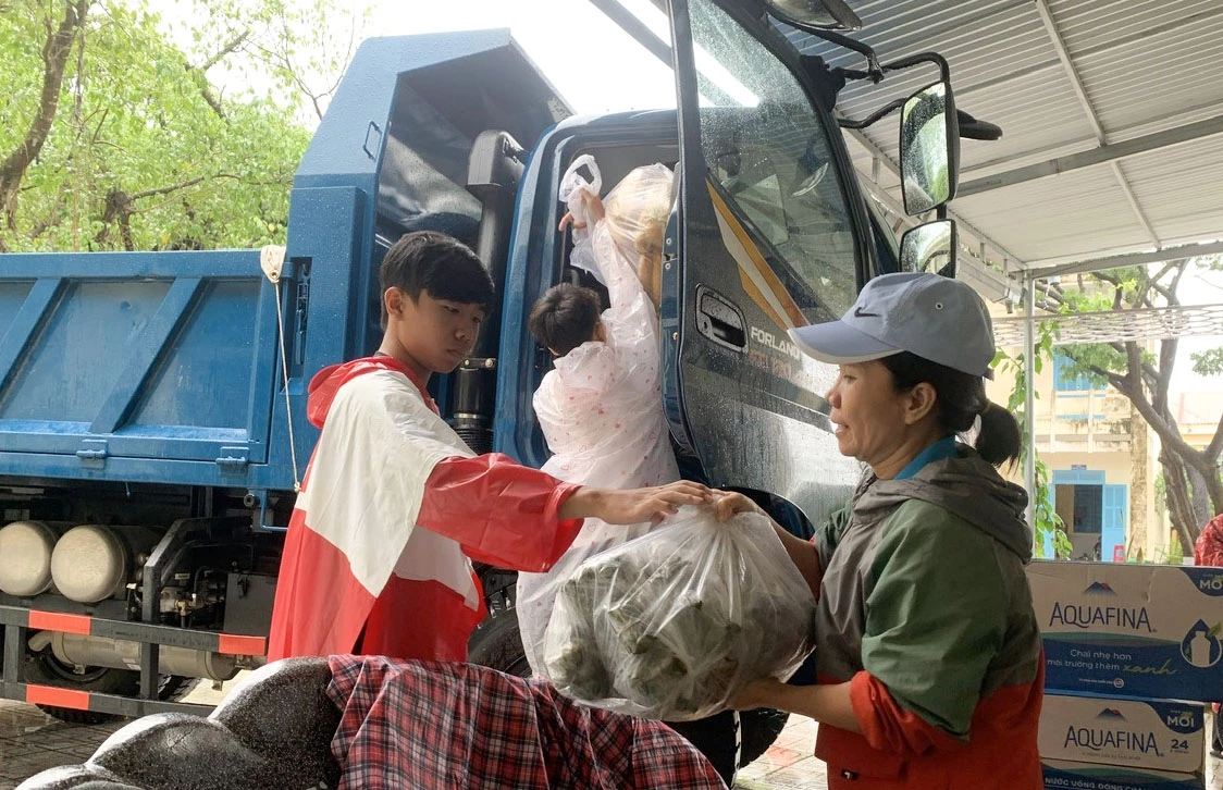 Tiếp nhận các thực phẩm để hỗ trợ người dân.