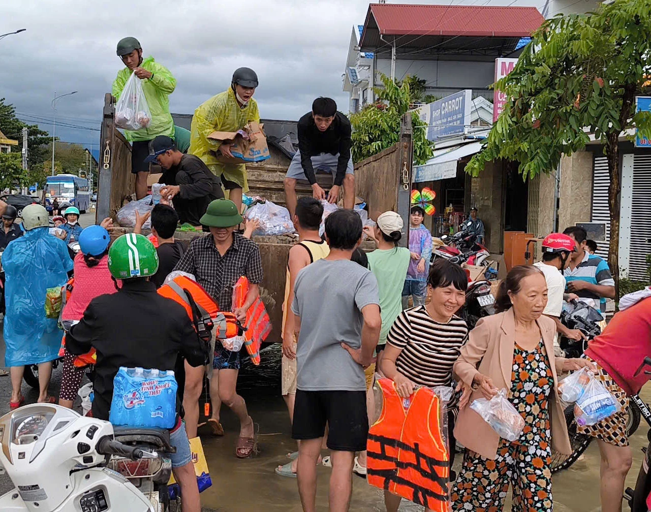 Các suất quà được đem đến tặng cho người dân xã Diên Lạc.