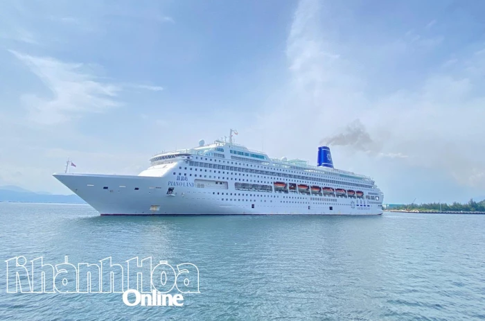 Tàu du lịch biển Piano Land mang gần 1.000 khách đến Khánh Hòa