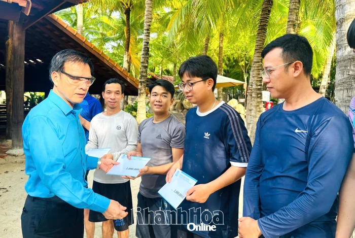 Liên đoàn Lao động tỉnh Khánh Hòa hỗ trợ đoàn viên, người lao động bị ảnh hưởng do mưa lũ 