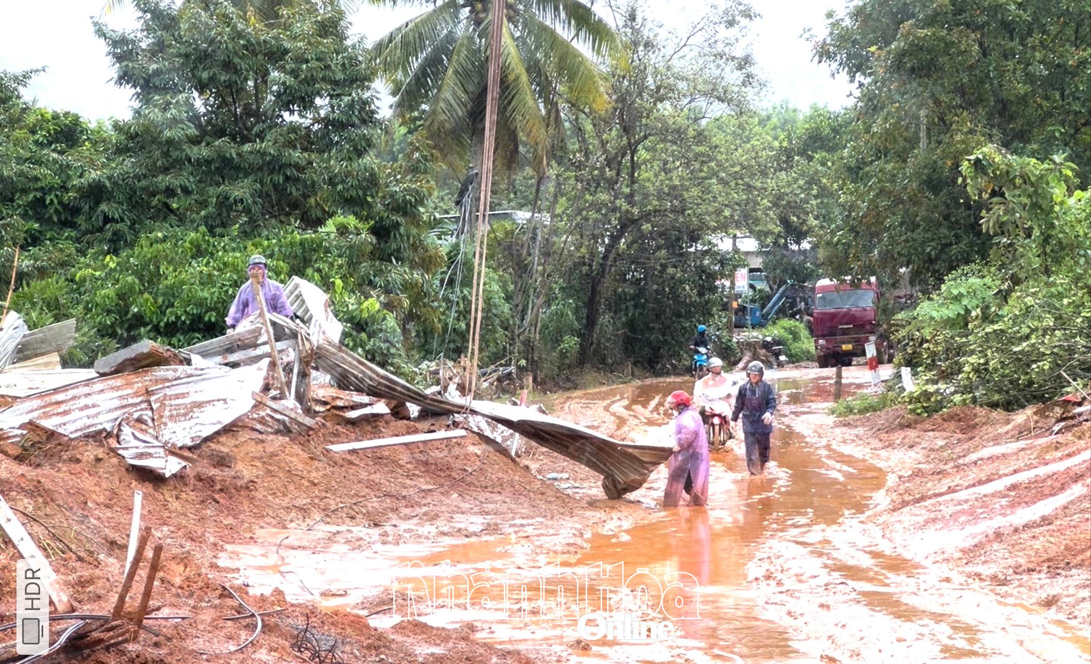 Người dân dọn dẹp lại nhà cửa sau mưa lũ.