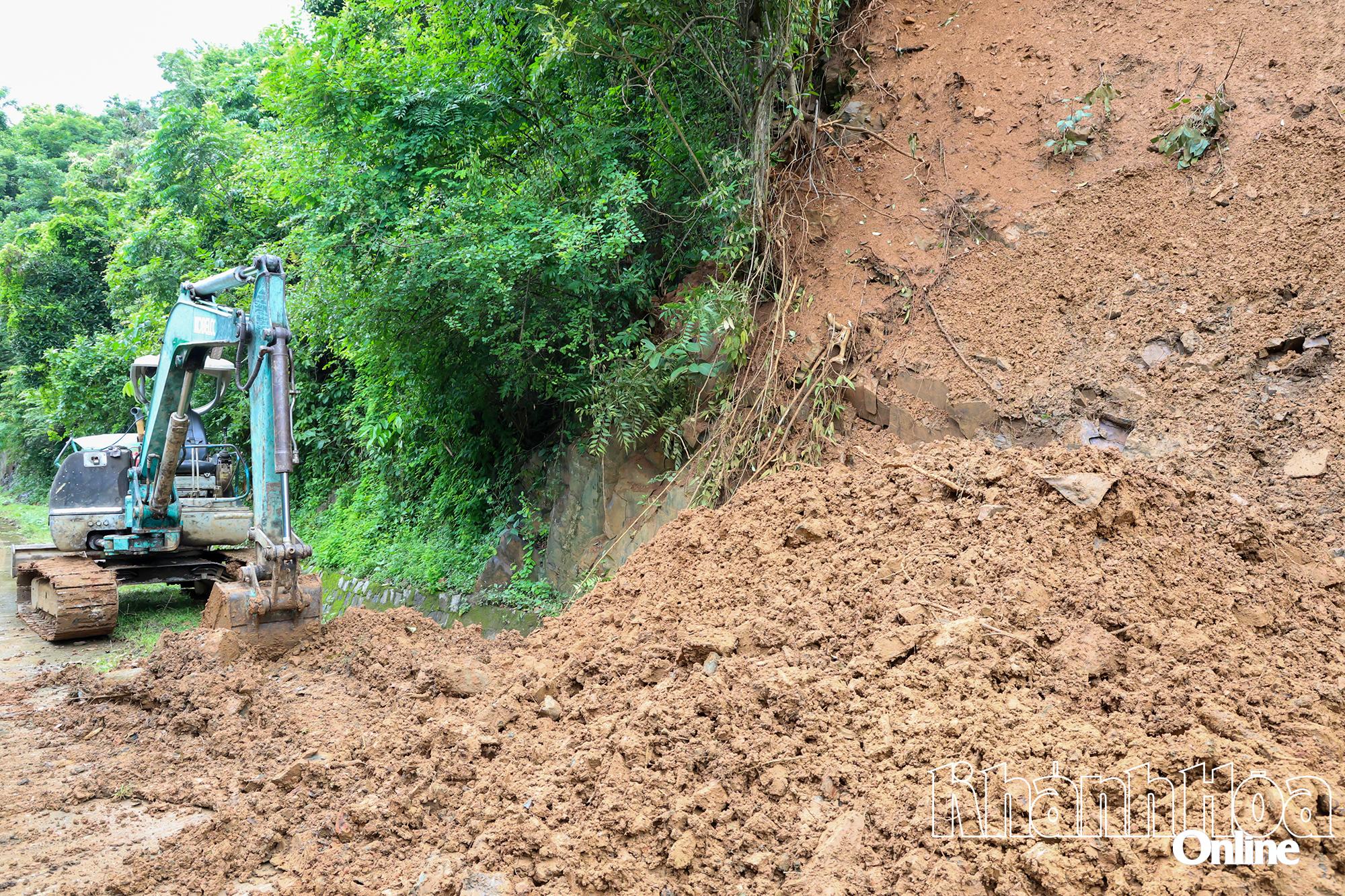 Xử lý điểm sạt lở nhỏ tại khu vực đường lên hồ chứa nước Đá Bàn thuộc xã Bắc Ninh Hòa vào sáng 5-11.