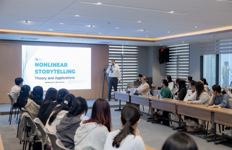 Hình 3. Tiến sĩ Mika Letonsaari – Chuyên gia công nghệ người Phần Lan, chuyên nghiên cứu về việc giảng dạy dạy tư duy tính toán thông qua kể chuyện tương tác và hiện đang giảng dạy tại UEH chia sẻ về dẫn chuyện phi tuyến (Nonlinear narrative).

