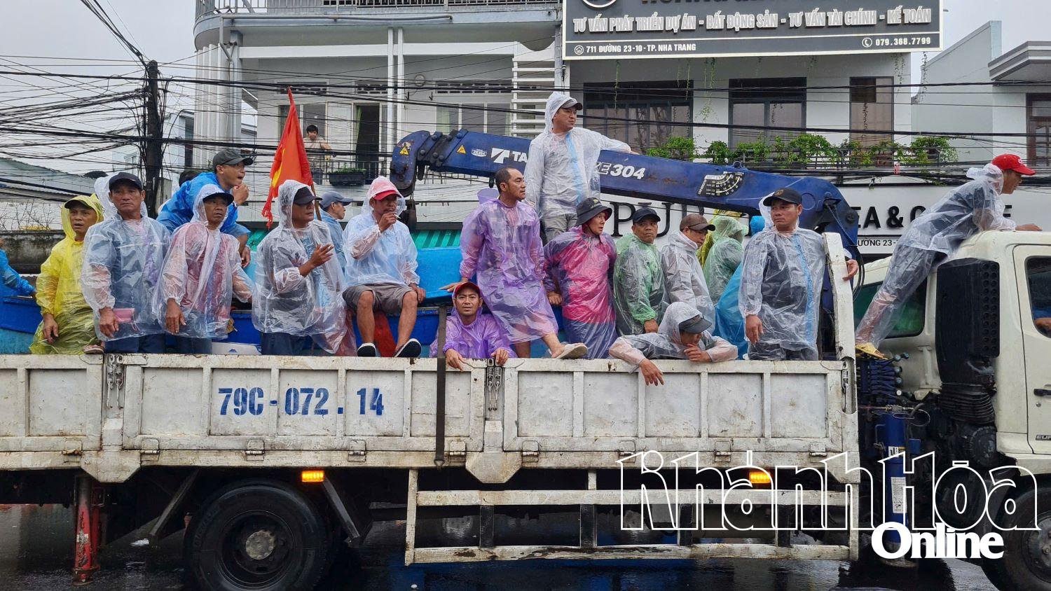 Người dân được chở qua những đoạn đường ngập sâu.