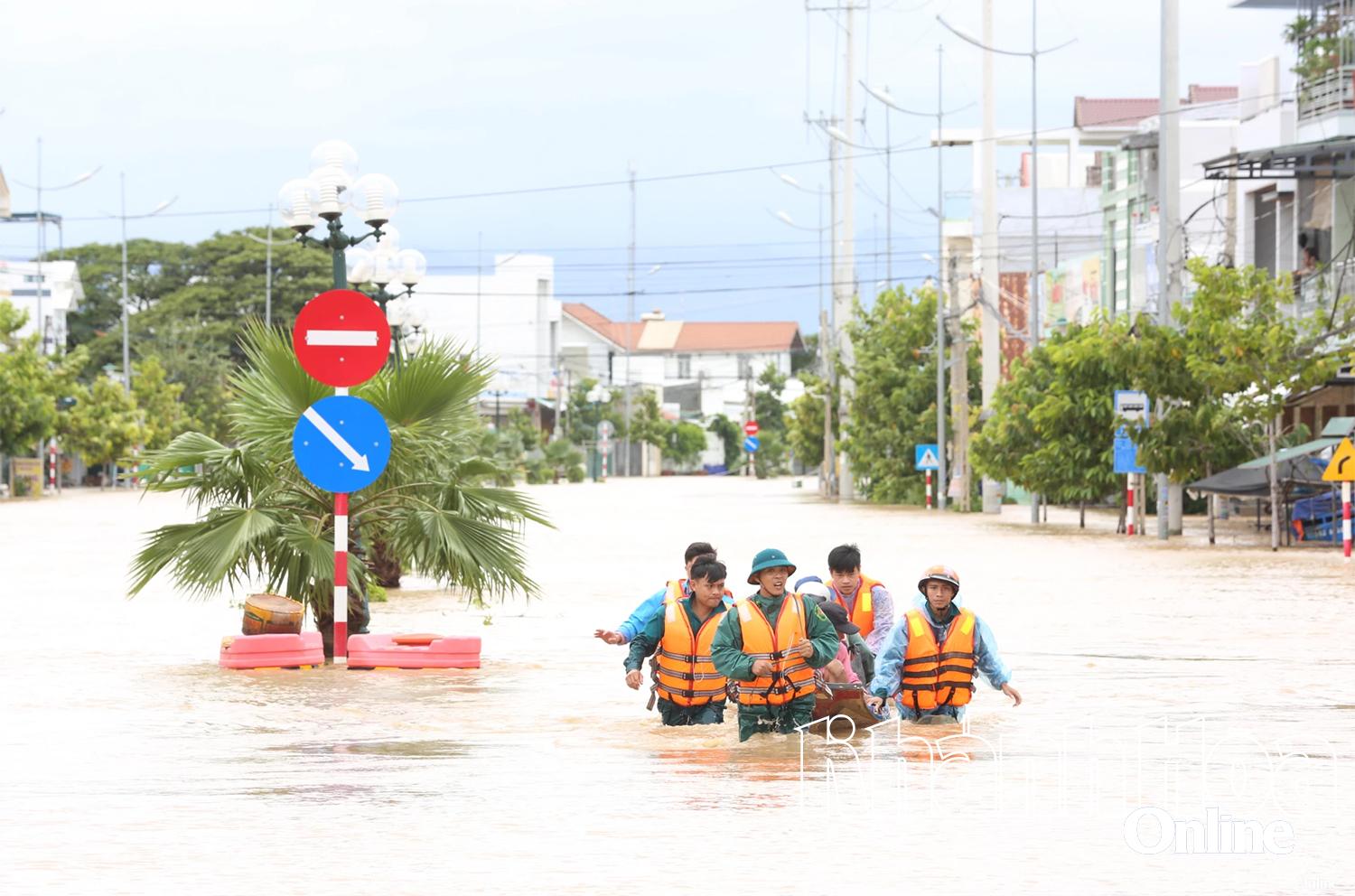 Lực lượng chức năng vào cứu hộ dân tại thôn Phú Khánh.
