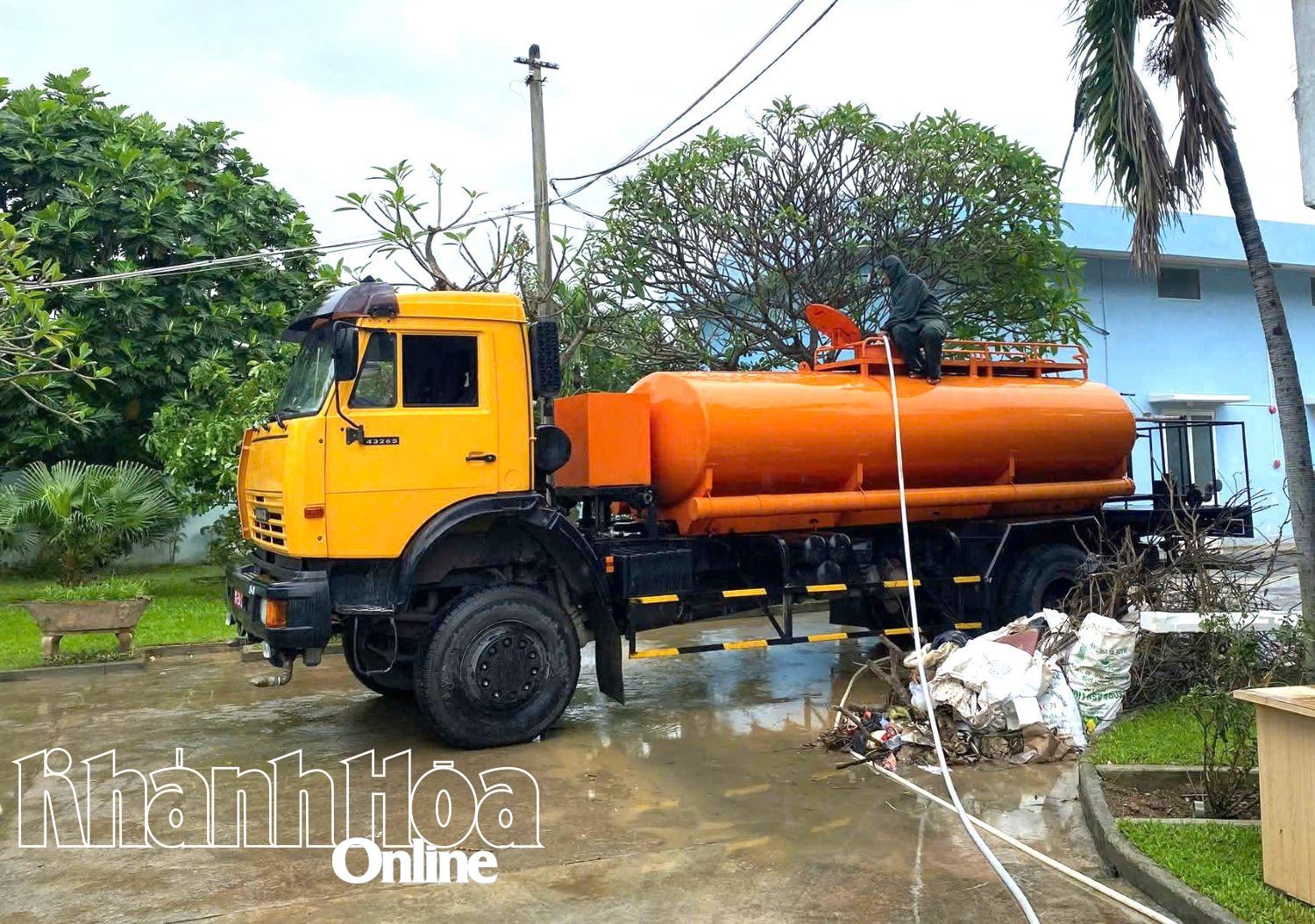 Bộ Chỉ huy Quân sự tỉnh vận chuyển nước sạch cấp cho người dân xã Diên Điền.