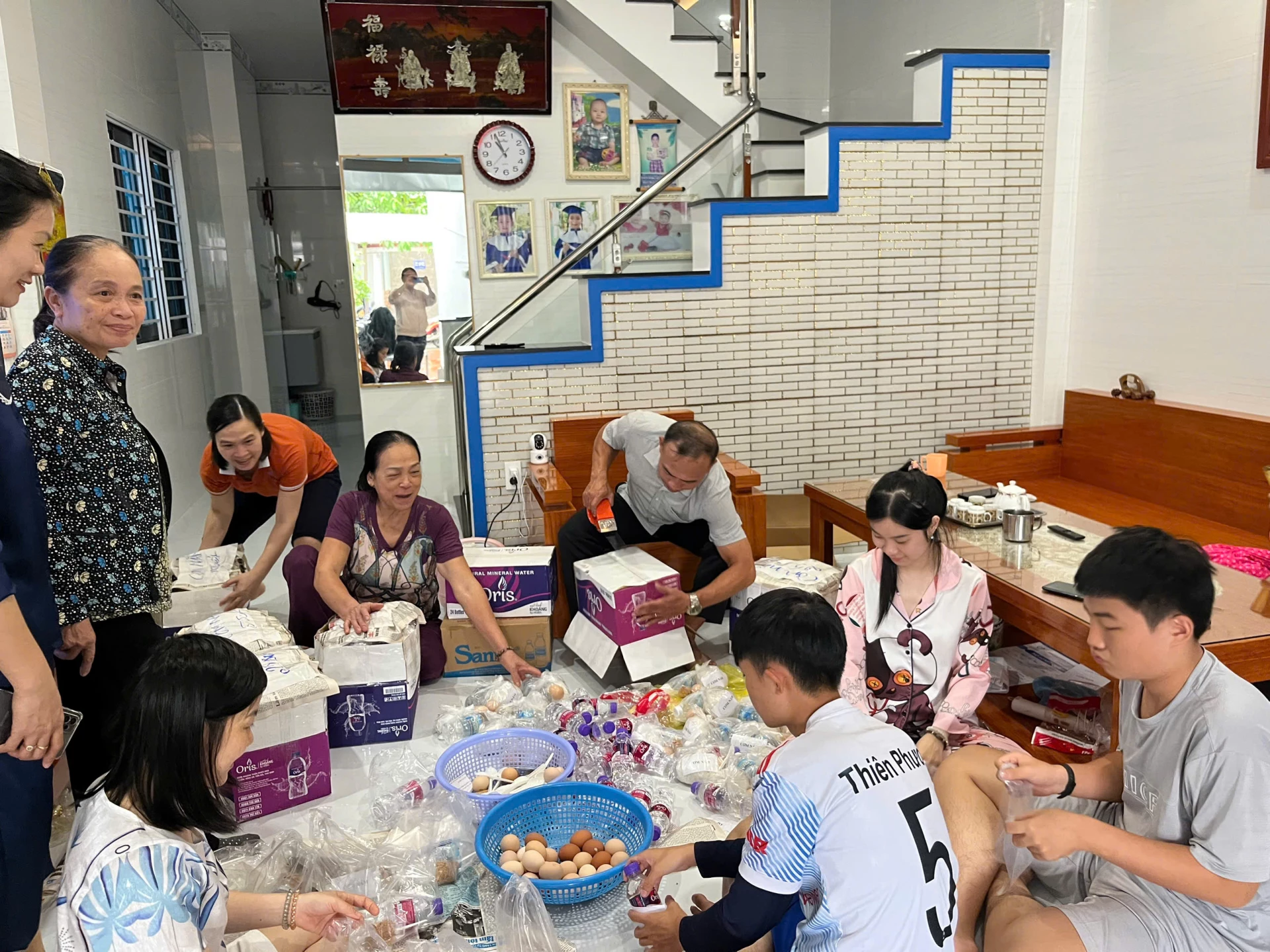 Chuẩn bị các suất ăn hỗ trợ người dân.