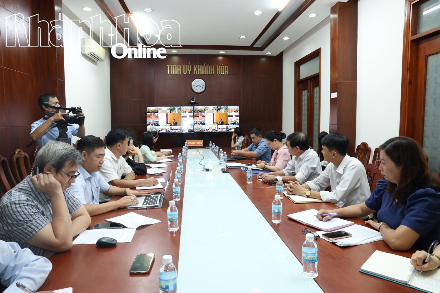 Đại biểu theo dõi hội nghị tại điểm cầu Tỉnh ủy Khánh Hòa