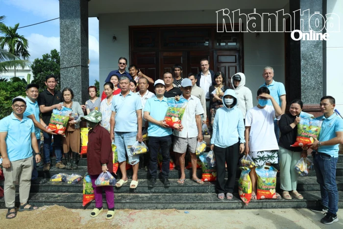 The Anam Group tặng quà người dân phường Tây Nha Trang