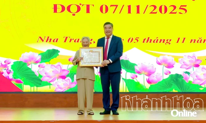 Đảng bộ phường Nha Trang: 92 đảng viên được trao tặng Huy hiệu Đảng
