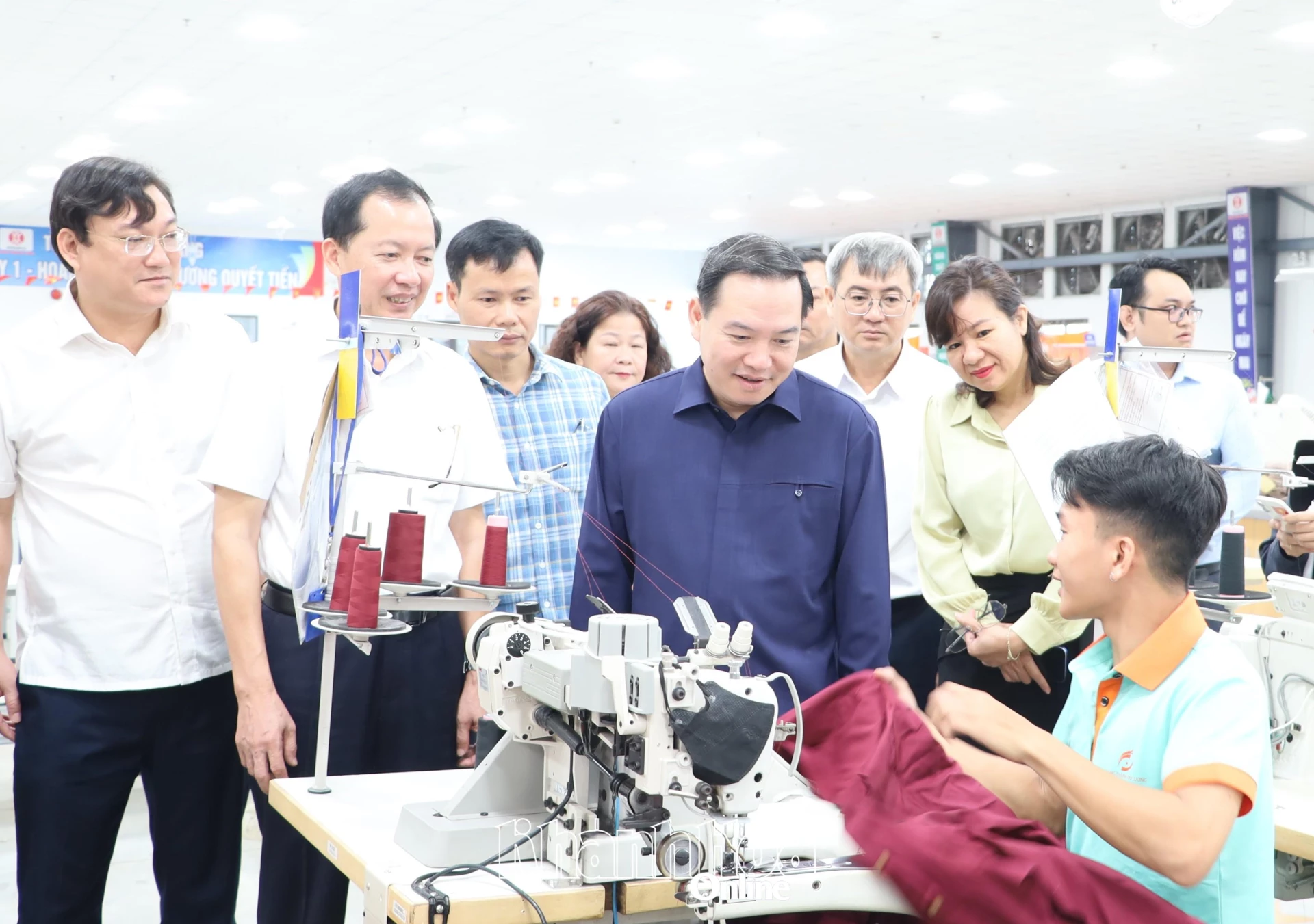 Ho Xuan Truong - Standing Deputy Secretary of the Provincial Party Committee visiting and encouraging workers of Hoang Thanh Do Luong Production and Investment Joint Stock Company.