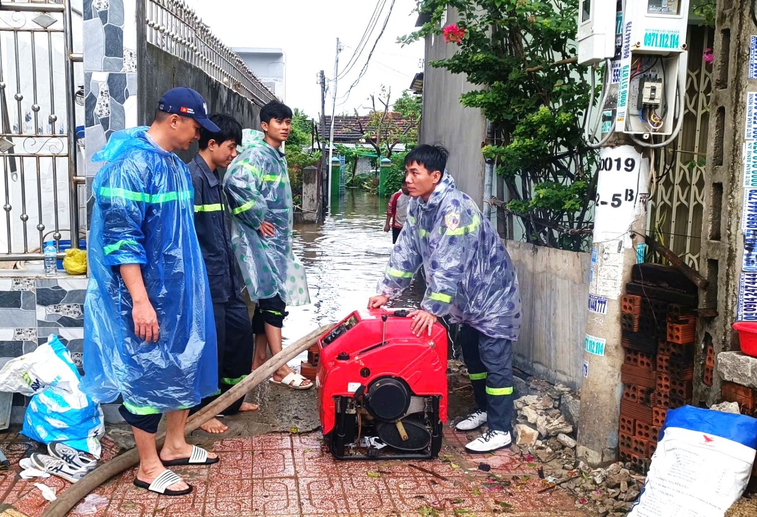 Đội Chữa cháy và Cứu nạn, cứu hộ khu vực 3 hỗ trợ lực lượng và thiết bị bơm thoát nước tại thôn 4.