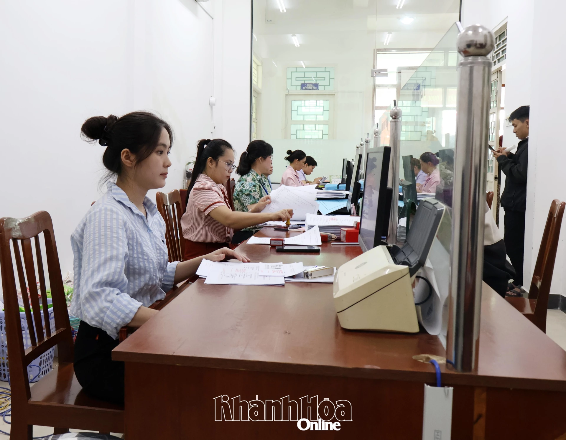 Sinh viên Trường Cao đẳng Công nghệ - Năng lượng Khánh Hòa hỗ trợ nghiệp vụ tại Trung tâm Phục vụ hành chính công phường Đô Vinh.