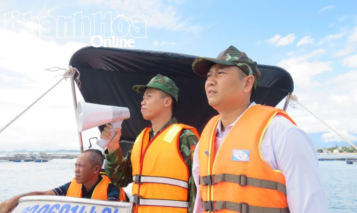 Xã Vạn Ninh vận động, kêu gọi lao động trên biển vào bờ tránh trú bão 