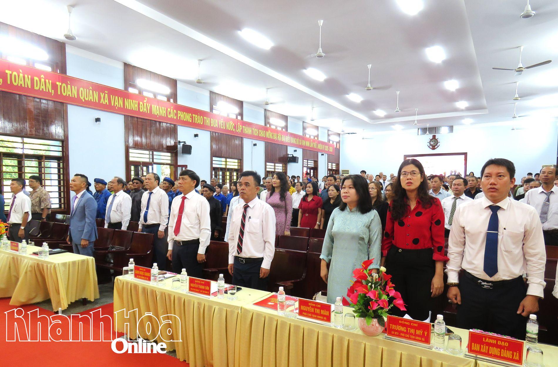 Các đại biểu thực hiện nghi thức chào cờ.