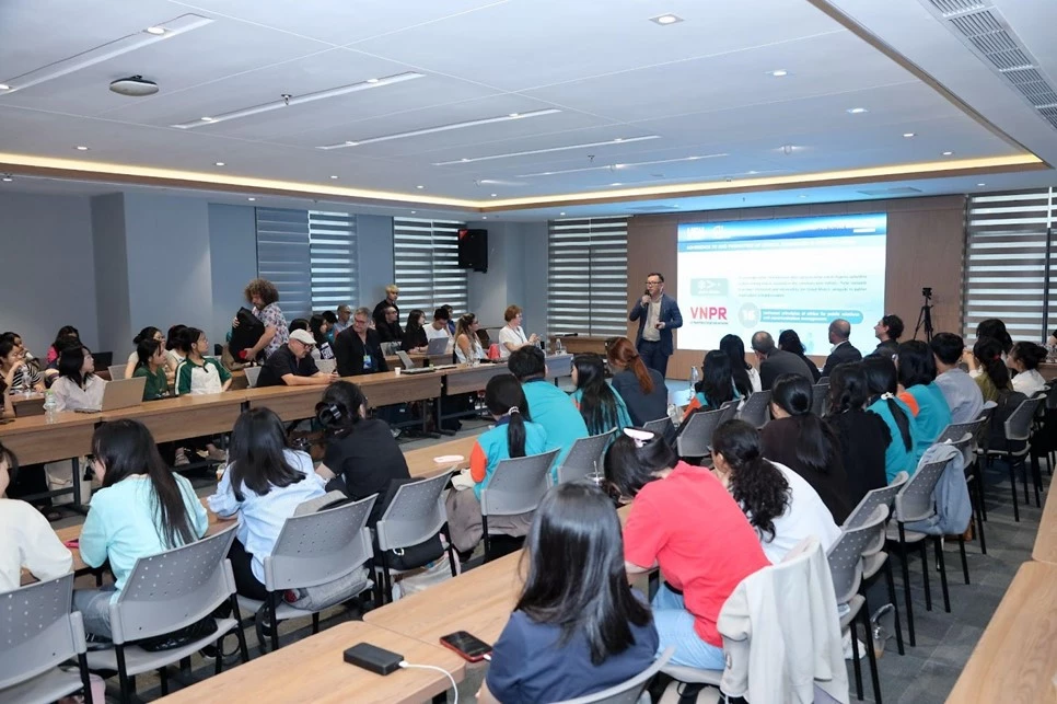 Hình 6. Sinh viên chăm chú lắng nghe chia sẻ từ các diễn giả

