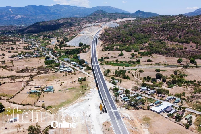 Sớm gỡ vướng để hoàn thiện 2 công trình đường bộ cao tốc