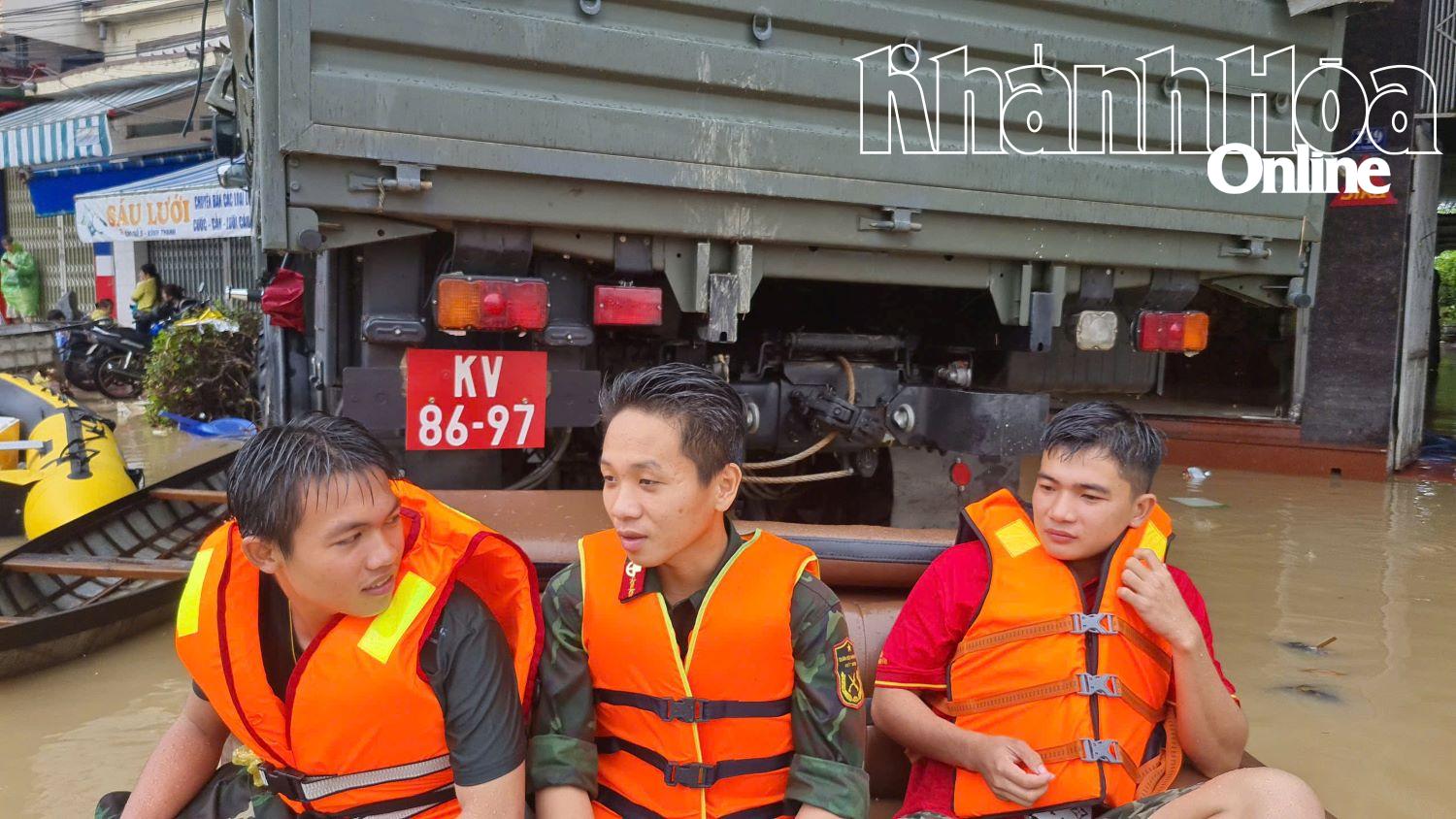 Các chiến sĩ Lữ đoàn Đặc công 5 đã 3 ngày chưa nghỉ ngơi. Các anh vẫn tiếp tục tập trung cứu dân trong lũ.