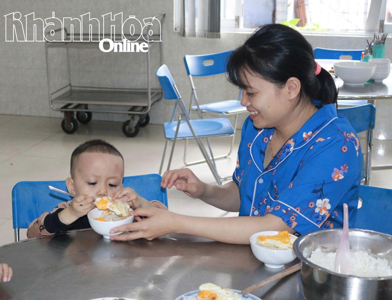 Người dân vùng lũ được bảo đảm điều kiện ăn ở chu đáo khi đến tránh trú tại Nhà máy Z753. 