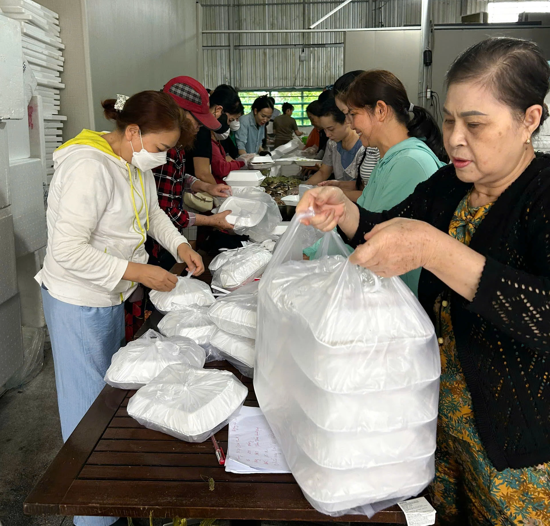 Phụ nữ phường Nha Trang chuẩn bị các suất ăn hỗ trợ người dân.