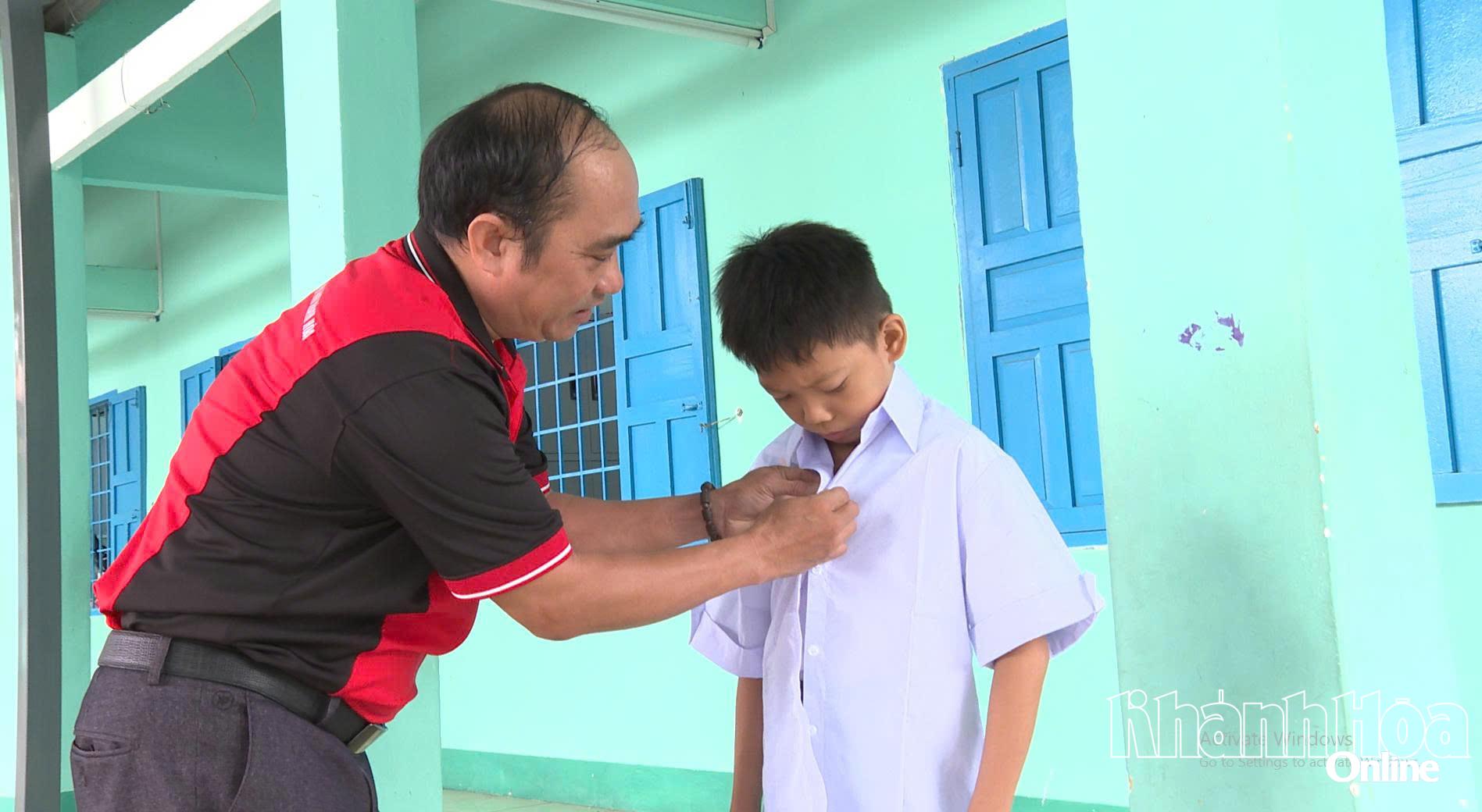 Ông Nguyễn Xuân Duy tặng đồng phục cho học sinh Trường Tiểu học Bảo An 1, phường Bảo An.