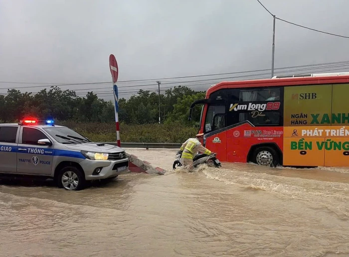 Quốc lộ 1 nhiều đoạn ngập sâu, người dân và phương tiện tránh đi vào khu vực đóng đường hoặc bị ngập