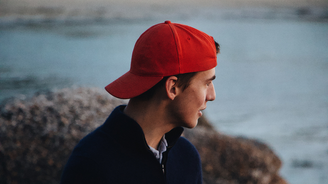 Nếu đội mũ quá lâu hoặc chọn mũ không phù hợp, mái tóc và da đầu dễ bị bí bách, tình trạng rụng tóc nhiều hơn bình thường.