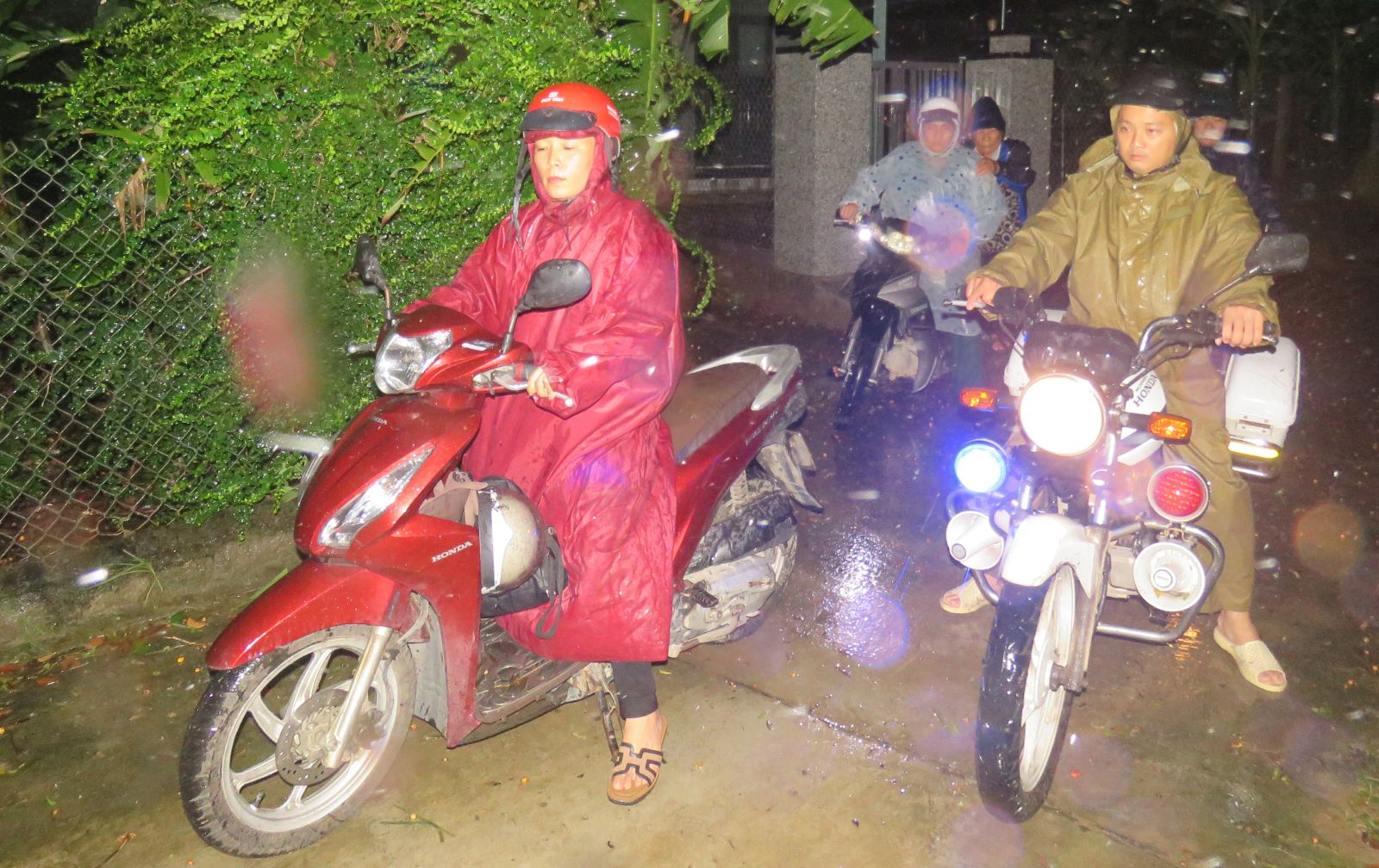 Lực lượng chức năng xã Vạn Ninh đưa người dân đến nơi tránh trú an toàn.