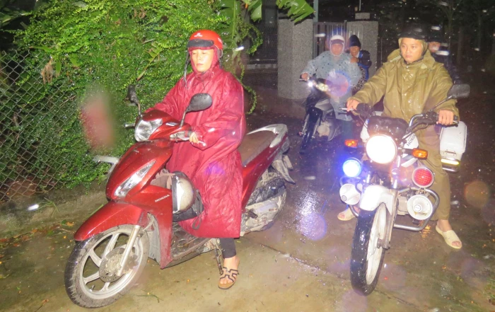 Xã Vạn Ninh đưa 5 hộ dân ở khu vực trũng thấp đến nơi tránh trú an toàn