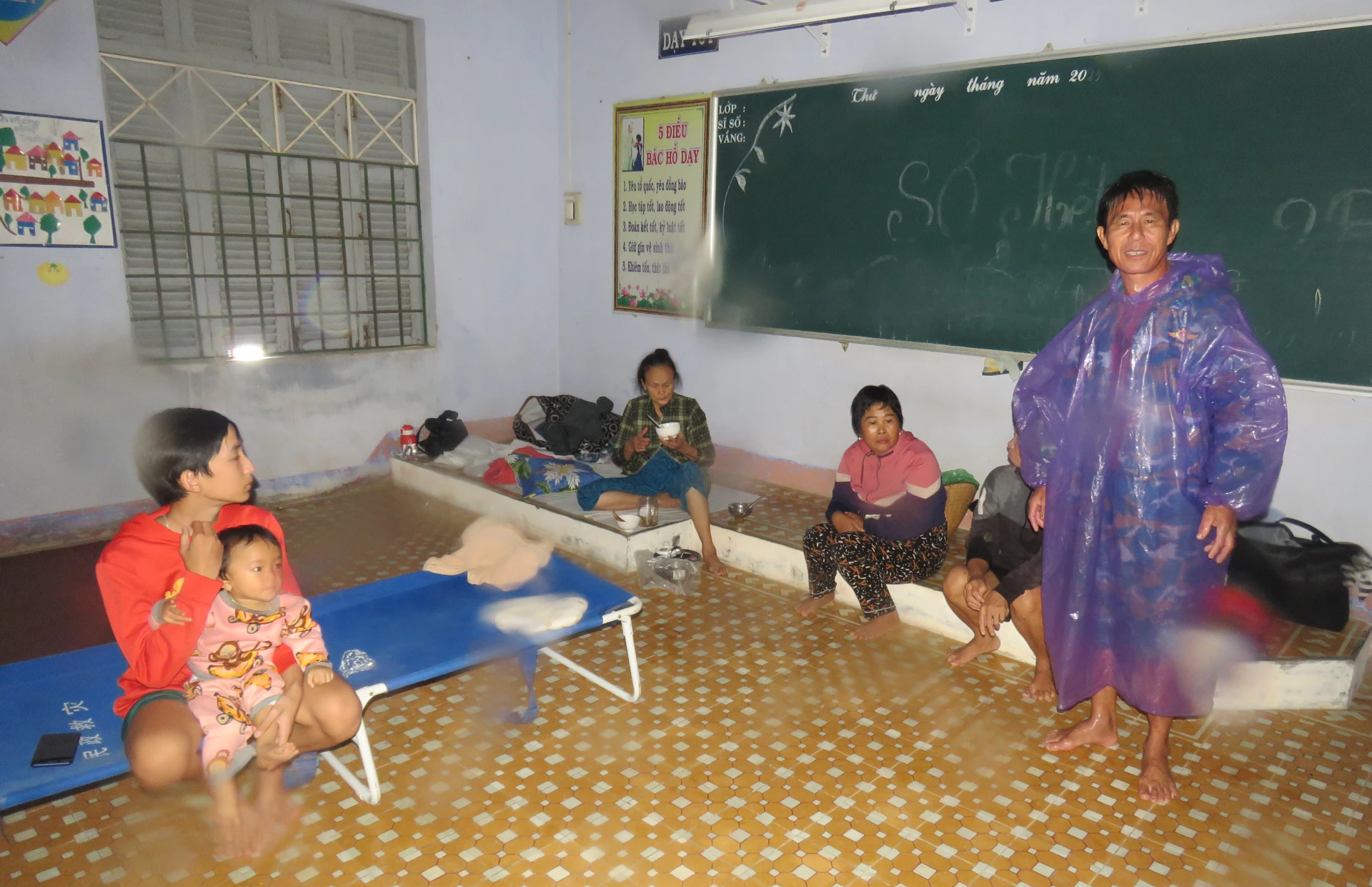 Người dân được đưa đến nơi tránh trú an toàn.