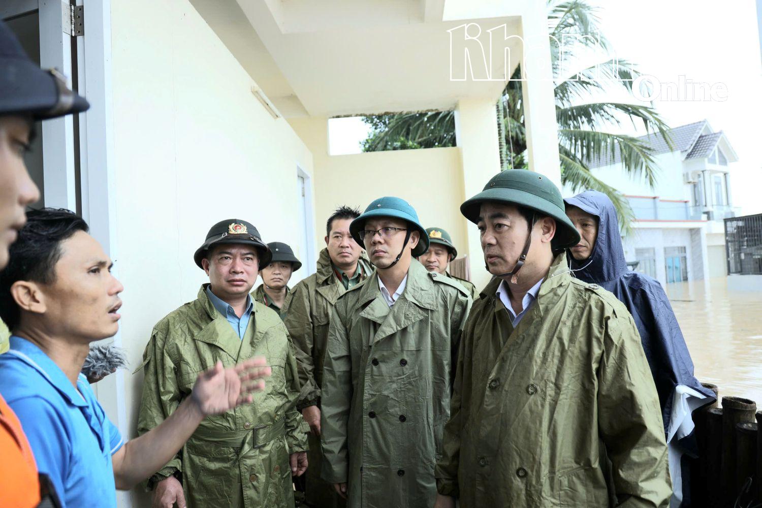 Đồng chí Bí thư Tỉnh ủy thăm hỏi động viên người dân vùng lũ