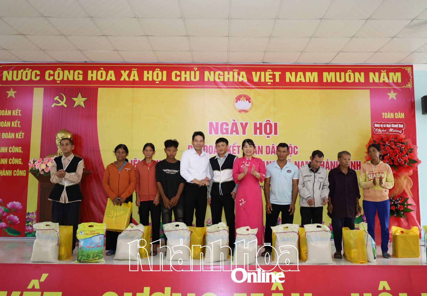 Lãnh đạo xã Nam Khánh Vĩnh tặng quà cho các hộ dân.