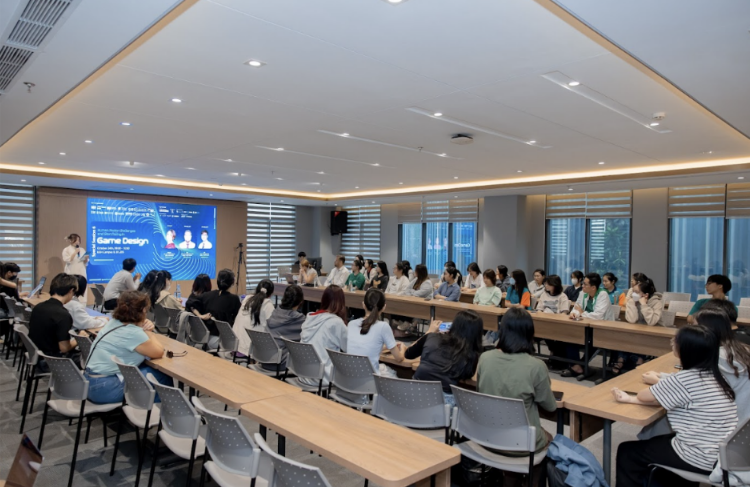 Hình 5. Hơn 80 sinh viên tham gia phiên thảo luận đặc biệt “Human Factor Challenges and StoryTelling in Game Design”

