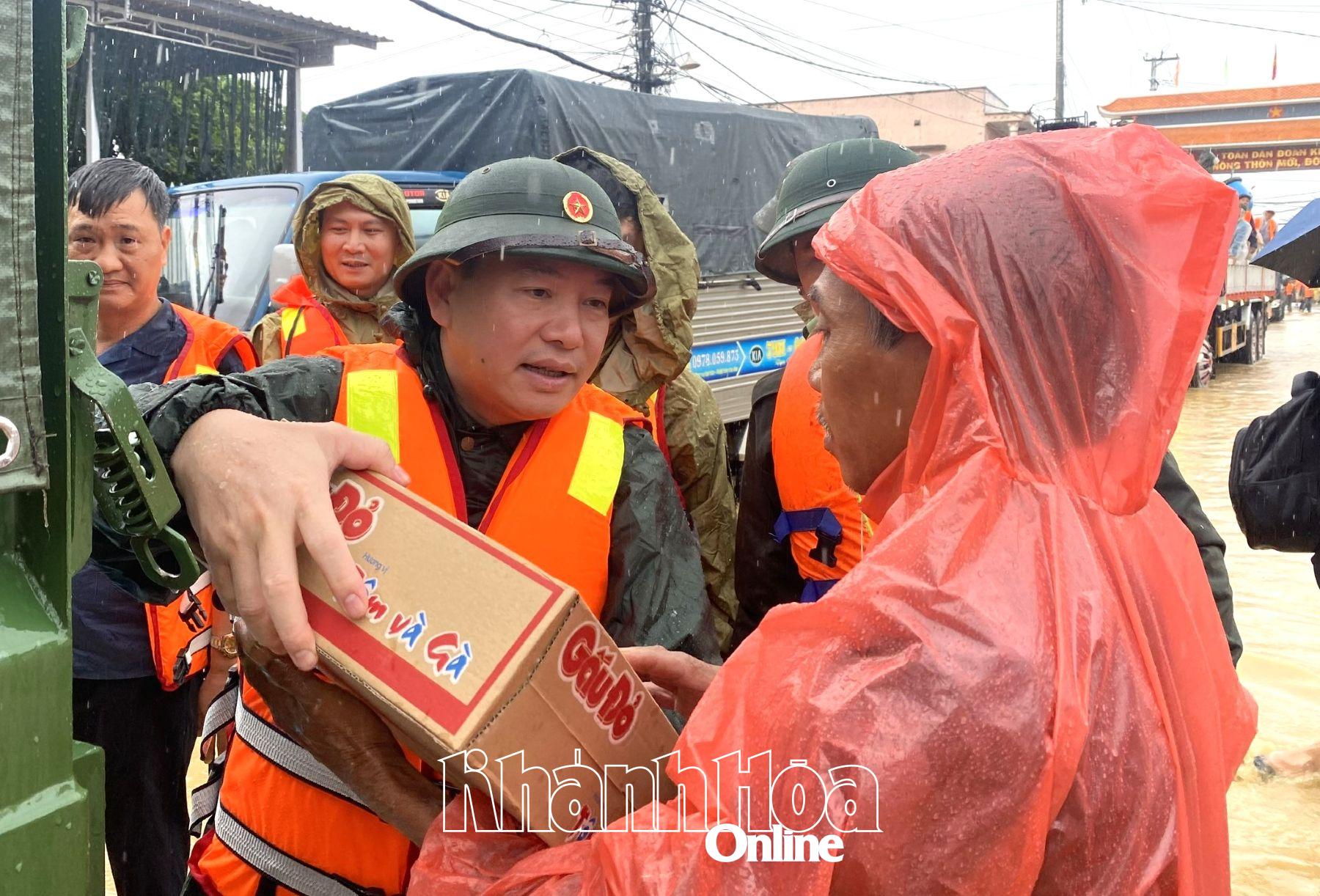 Đồng chí Hồ Xuân Trường trao hàng cứu trợ cho người dân.