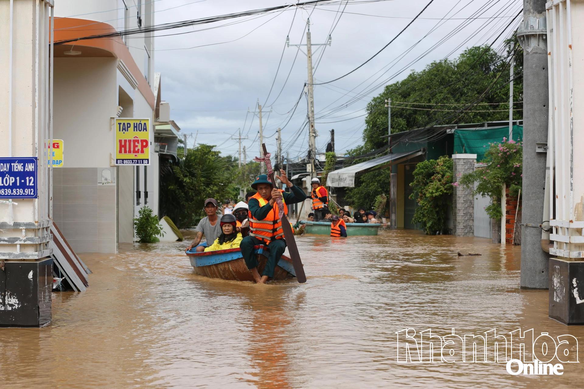 Lực lượng chức năng vào cứu hộ dân tại thôn Phú Khánh.
