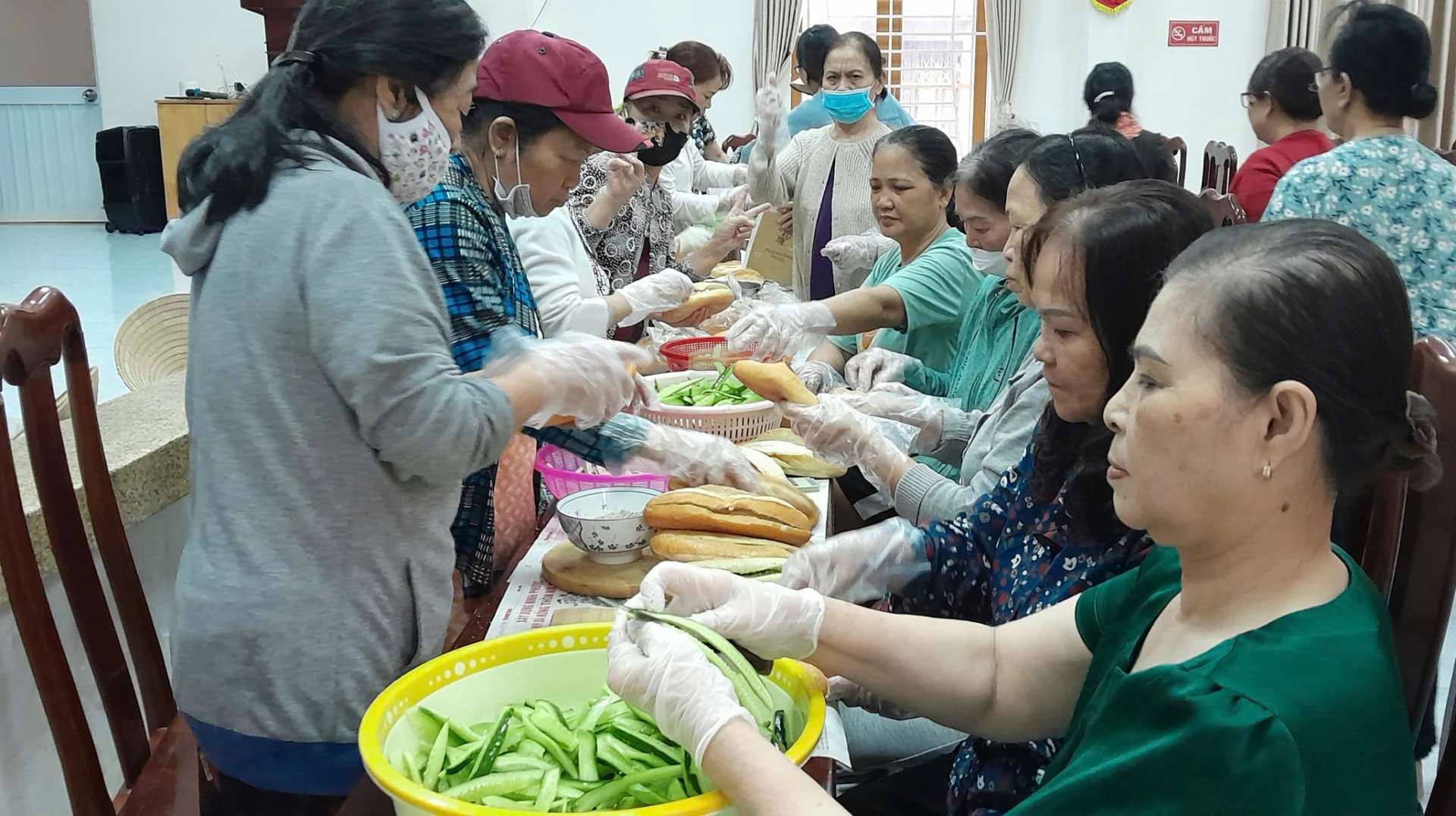 Chuẩn bị bánh mì để hỗ trợ người dân.