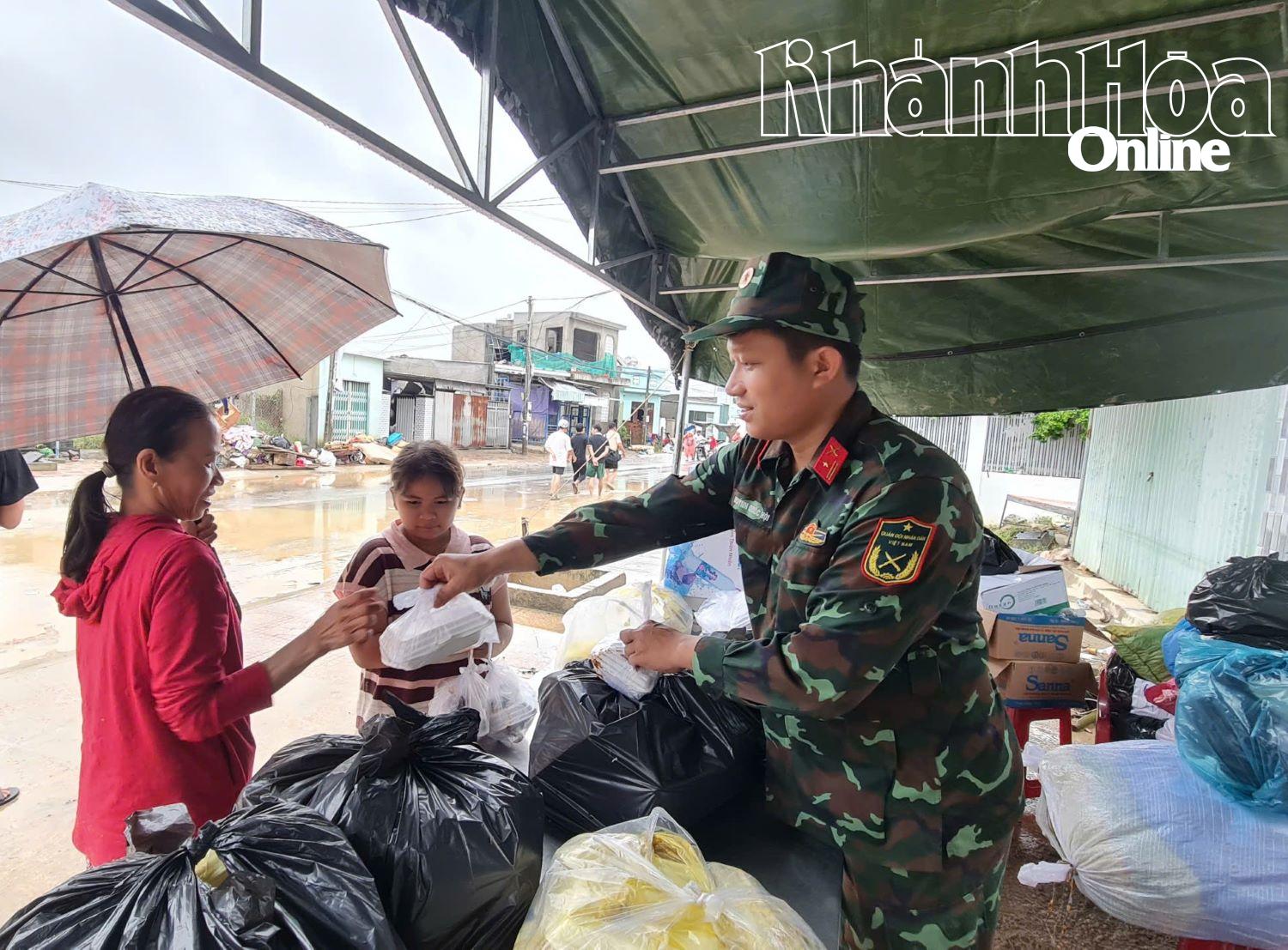 Những suất cơm của Trung đoàn Bộ binh 974 được chuyển đến người dân xã Diên Điền.