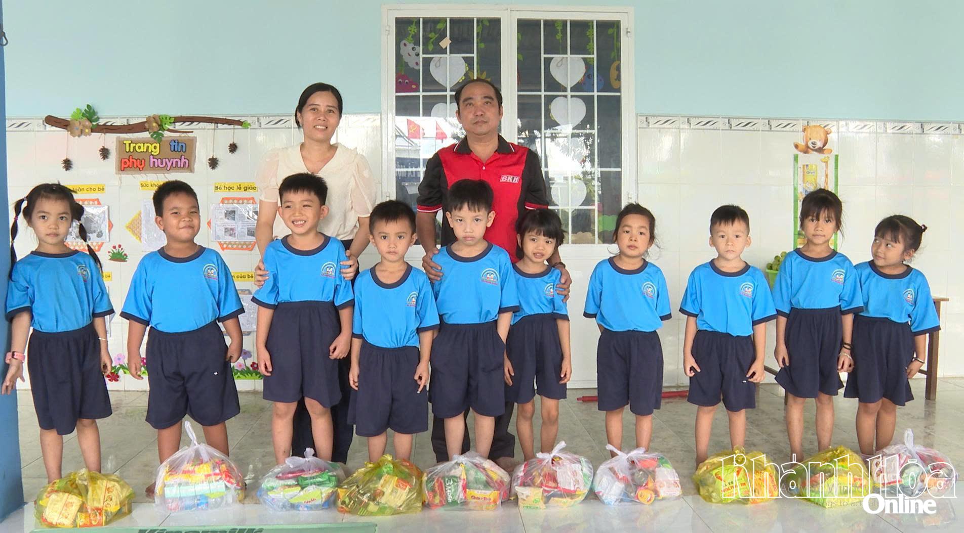  tặng quà cho học sinh Trường Mẫu giáo An Hải, xã Phước Dinh.