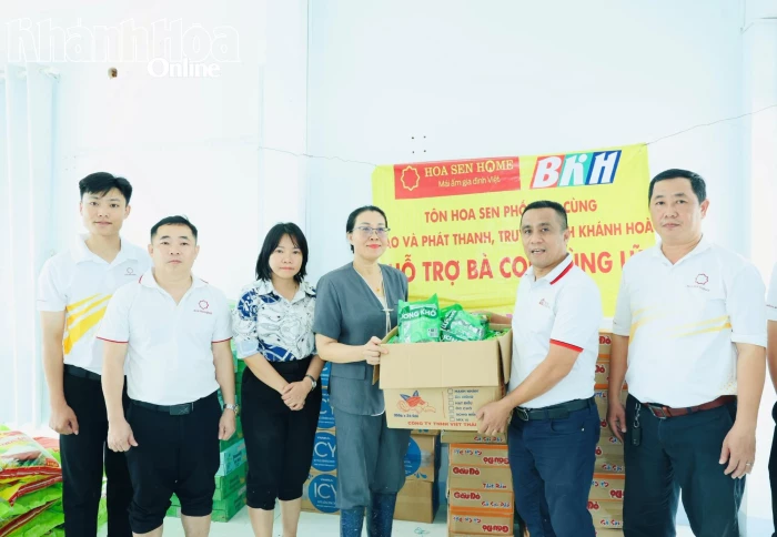 Tập đoàn Hoa Sen phối hợp với Báo và Phát thanh, Truyền hình Khánh Hòa trao 400 phần quà cho người dân bị thiệt hại do mưa lũ ở phường Bắc Nha Trang